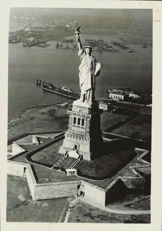 Statue of Liberty Print (1946) Architecture